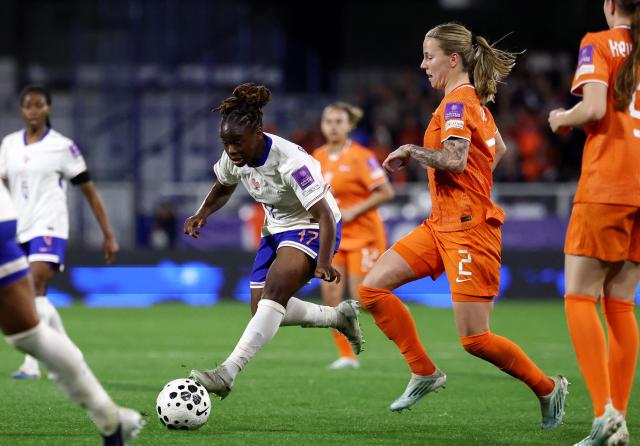 France's midfielder #17 Sandy Baltimore (L) passe the ball in front of Netherlands' defender #02 Lynn Wilms (R) during the women's FIFA world cup league A, group 2, qualifying football match between France and The Netherlands at the Stade de l'Abbe-Deschamps in Auxerre, central France on April 18, 2026. (Photo by FRANCK FIFE / AFP)