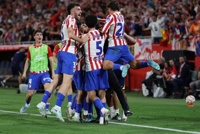 Atletico Madrid's Argentine forward #19 Julian Alvarez celebrates scoring his team's second goal with Atletico Madrid's Argentine coach Diego Simeoneand teammates during the Copa del Rey (King's Cup) final football match between Club Atletico de Madrid and Real Sociedad at La Cartuja stadium in Seville on April 18, 2026. (Photo by Thomas COEX / AFP)