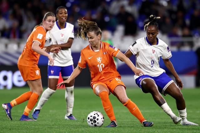 Netherlands' midfielder #10 Victoria Pelova (2nd R) controls the ball next to France's forward #09 Melvine Malard (R) during the women's FIFA world cup league A, group 2, qualifying football match between France and The Netherlands at the Stade de l'Abbe-Deschamps in Auxerre, central France on April 18, 2026. (Photo by FRANCK FIFE / AFP)