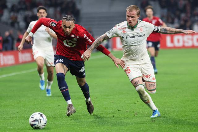 Lille's French midfielder #08 Ethan Mbappe (L) fights for the ball with Nice's French defender #26 Melvin Bard during the French L1 football match between OGC Nice and LOSC Lille at the Decathlon Arena - Pierre Mauroy stadium in Villeneuve-d'Ascq, northern France on April 18, 2026. (Photo by Francois LO PRESTI / AFP)