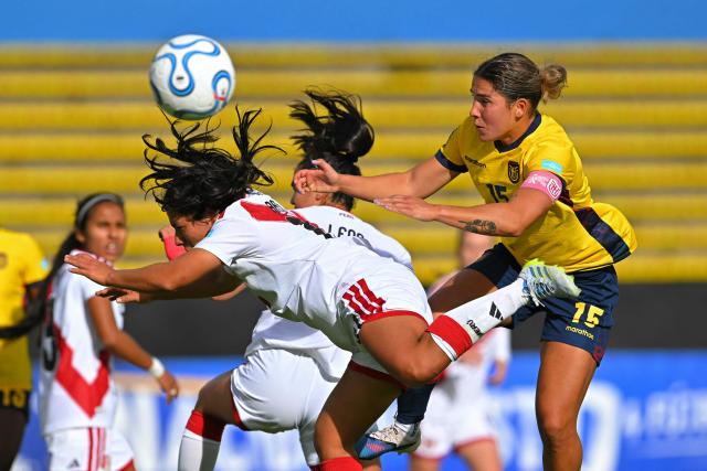 Peru's midfielder #10 Sandra Arevalo (L) and Ecuador's defender #15 Manoly Baquerizo (R) fight for the ball during the CONMEBOL Nations League Women football match between Ecuador and Peru at the Olimpico Atahualpa stadium in Quito, on April 18, 2026. (Photo by Rodrigo BUENDIA / AFP)