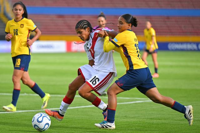 Peru's forward #16 Yomira Tacilla and Ecuador's midfielder #17 Karen Litardo fight for the ball during the CONMEBOL Nations League Women football match between Ecuador and Peru at the Olimpico Atahualpa stadium in Quito, on April 18, 2026. (Photo by Rodrigo BUENDIA / AFP)