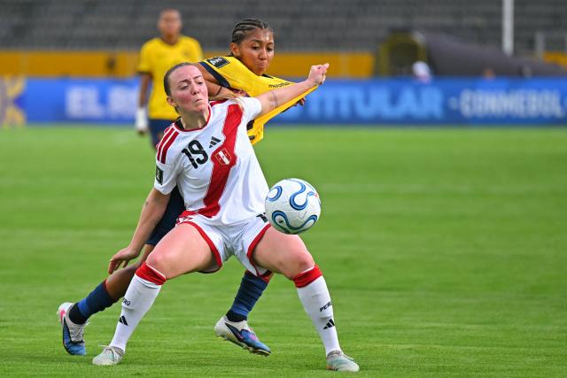 Peru's midfielder #19 Andrea Thorisson (L) and Ecuador's midfielder #08 Evelyn Burgos (R) fight for the ball during the CONMEBOL Nations League Women football match between Ecuador and Peru at the Olimpico Atahualpa stadium in Quito, on April 18, 2026. (Photo by Rodrigo BUENDIA / AFP)