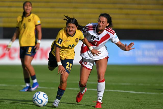 Ecuador's midfielder #20 Mary Guerra and Peru's midfielder #17 Grace Cagnina fight for the ball during the CONMEBOL Nations League Women football match between Ecuador and Peru at the Olimpico Atahualpa stadium in Quito, on April 18, 2026. (Photo by Rodrigo BUENDIA / AFP)