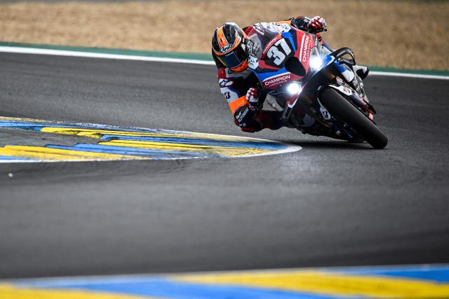 BMW Motorrad World Endurance Team formula EWC Dutch rider #37 Michael Van Der Mark competes during the 49th Le Mans 24-hours endurance moto race on the Bugatti circuit in Le Mans, north-western France, on April 18, 2026. (Photo by JULIEN DE ROSA / AFP)