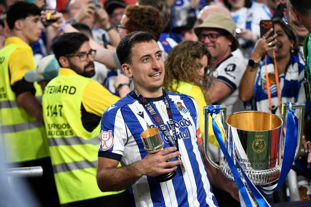 Real Sociedad's Spanish forward #10 Mikel Oyarzabal celebrates with the trophy at the end the Copa del Rey (King's Cup) final football match between Club Atletico de Madrid and Real Sociedad at La Cartuja stadium in Seville on April 18, 2026. Real Sociedad won Atletico Madrid 4-3 on penalties. (Photo by CRISTINA QUICLER / AFP)
