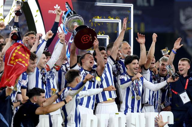 Real Sociedad's Spanish forward #10 Mikel Oyarzabal (C) and teammates celebrate with the trophy at the end the Copa del Rey (King's Cup) final football match between Club Atletico de Madrid and Real Sociedad at La Cartuja stadium in Seville on April 18, 2026. Real Sociedad won Atletico Madrid 4-3 on penalties. (Photo by Thomas COEX / AFP)
