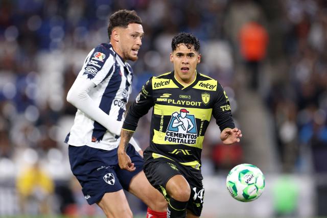 Monterrey's Argentine midfielder #29 Lucas Ocampos (L) and Pachuca's defender #14 Carlos Sanchez (R) fight for the ball during the Liga MX Clausura football match between Monterrey and Pachuca at BBVA stadium in Guadalupe, Nuevo Leon state, Mexico on April 18, 2026. (Photo by Julio Cesar AGUILAR / AFP)