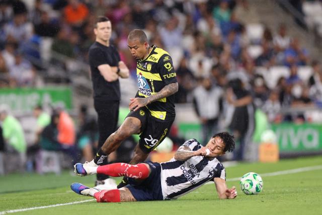 Pachuca's Brazilian forward #29 Kenedy (L) and Monterrey's defender #13 Carlos Salcedo (R) fight for the ball during the Liga MX Clausura football match between Monterrey and Pachuca at BBVA stadium in Guadalupe, Nuevo Leon state, Mexico on April 18, 2026. (Photo by Julio Cesar AGUILAR / AFP)