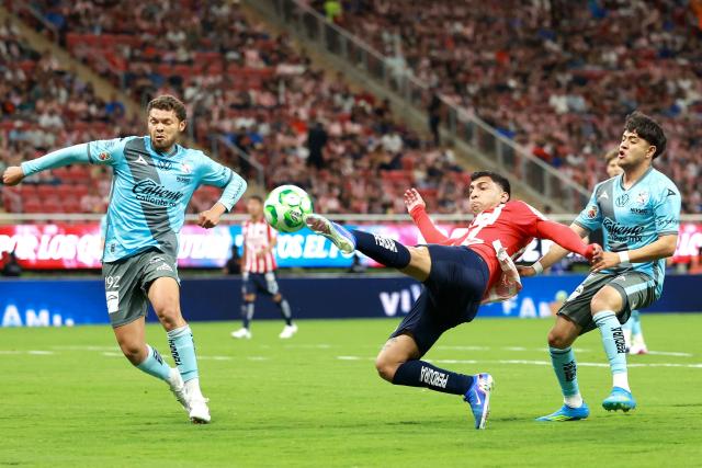 Guadalajara's midfielder #06 Omar Govea (C) kicks the ball past Puebla's forward #192 Eduardo Navarro (L) and midfielder #21 Owen Gonzalez (R) during the Liga MX Clausura football match between Guadalajara and Puebla at Akron stadium in Zapopan, Jalisco state, Mexico on April 18, 2026. (Photo by ULISES RUIZ / AFP)