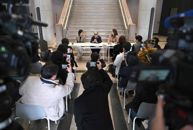 This picture taken on March 11, 2026, shows South Korean sculptor Kim Yun Shin speaking at a press conference for her retrospective exhibition, titled "Two Be One", at Hoam Museum of Art in Yongin. In her 90s, South Korean sculptor Kim Yun Shin still wields a chainsaw with quiet focus, refining a craft she honed over decades spent far away from home. (Photo by Jung Yeon-je / AFP) / TO GO WITH AFP STORY  SKorea-Art BY Claire LEE