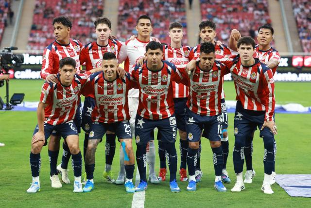 Guadalajara's players pose for a team photo ahead of the Liga MX Clausura football match between Guadalajara and Puebla at Akron stadium in Zapopan, Jalisco state, Mexico on April 18, 2026. (Photo by ULISES RUIZ / AFP)