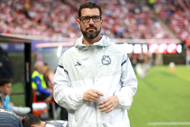 Puebla's Spanish head coach Albert Espigares gestures during the Liga MX Clausura football match between Guadalajara and Puebla at Akron stadium in Zapopan, Jalisco state, Mexico on April 18, 2026. (Photo by Ulises Ruiz / AFP)