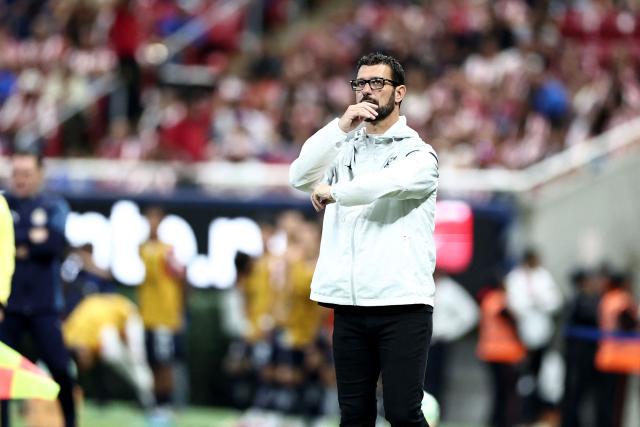 Puebla's Spanish head coach Albert Espigares gestures during the Liga MX Clausura football match between Guadalajara and Puebla at Akron stadium in Zapopan, Jalisco state, Mexico on April 18, 2026. (Photo by Ulises Ruiz / AFP)