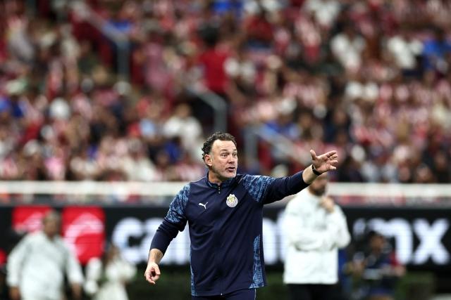 Guadalajara's Argentine head coach Gabriel Milito gestures during the Liga MX Clausura football match between Guadalajara and Puebla at Akron stadium in Zapopan, Jalisco state, Mexico on April 18, 2026. (Photo by Ulises Ruiz / AFP)