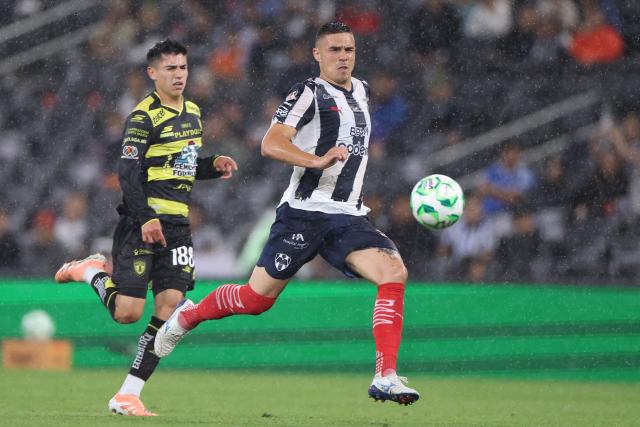 Monterrey's Montenegrin forward #20 Uros Djurdevic (R) runs with the ball past Pachuca's midfielder #188 Sergio Lenin Rodriguez (L) during the Liga MX Clausura football match between Monterrey and Pachuca at BBVA stadium in Guadalupe, Nuevo Leon state, Mexico on April 18, 2026. (Photo by Julio Cesar AGUILAR / AFP)