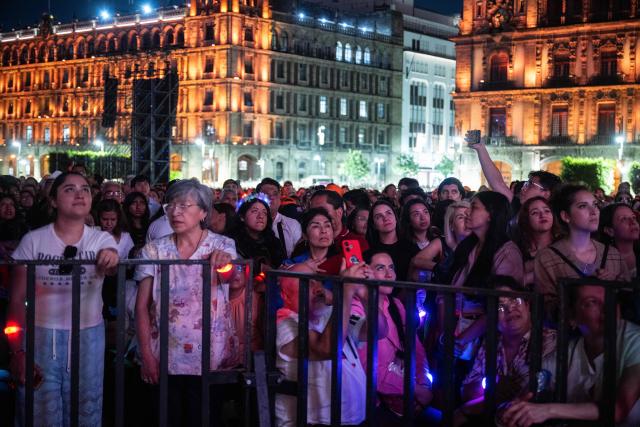 Spectators attend the Italian tenor classical musician Andrea Bocelli free concert at the Zocalo square in Mexico City on April 18, 2026. (Photo by Carl DE SOUZA / AFP)