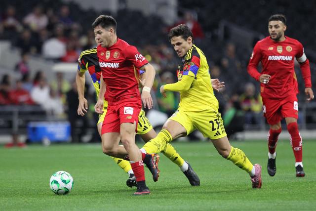 Toluca's Argentine forward #05 Franco Romero (L) and America's Brazilian midfielder #23 Raphael Veiga (R) fight for the ball during the Liga MX Clausura tournament football match between America and Toluca at the Azteca Stadium in Mexico City on April 18, 2026. (Photo by Victor CRUZ / AFP)
