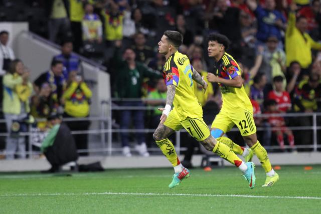 America's Uruguayan midfielder #07 Brian Rodriguez (L) celebrates scoring his team's second goal during the Liga MX Clausura tournament football match between America and Toluca at the Azteca Stadium in Mexico City on April 18, 2026. (Photo by Victor CRUZ / AFP)