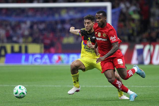 America's Uruguayan defender #04 Sebastian Caceres (L) and Toluca's Brazilian midfielder #11 Helinho (R) fight for the ball during the Liga MX Clausura tournament football match between America and Toluca at the Azteca Stadium in Mexico City on April 18, 2026. (Photo by Victor Cruz / AFP)