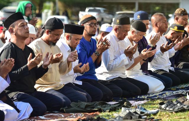 Thai muslims gather to offer prayers a few weeks after an attack tageting Kamolsak Leewamoh, a member of parliament from the Prachachat Party, in the southern Thai province of Narathiwat on April 19, 2026. (Photo by Madaree TOHLALA / AFP)