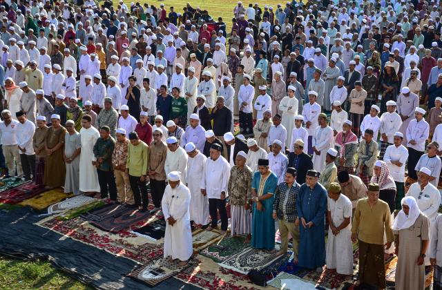 Thai muslims gather to offer prayers a few weeks after an attack tageting Kamolsak Leewamoh, a member of parliament from the Prachachat Party, in the southern Thai province of Narathiwat on April 19, 2026. (Photo by Madaree TOHLALA / AFP)