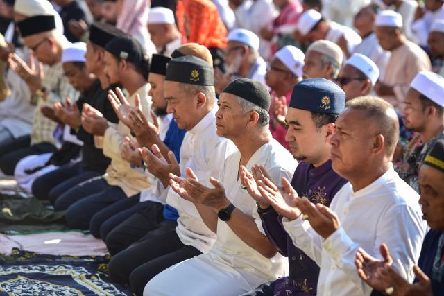 Thai muslims gather to offer prayers a few weeks after an attack tageting Kamolsak Leewamoh, a member of parliament from the Prachachat Party, in the southern Thai province of Narathiwat on April 19, 2026. (Photo by Madaree TOHLALA / AFP)