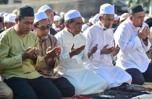 Thai muslims gather to offer prayers a few weeks after an attack tageting Kamolsak Leewamoh, a member of parliament from the Prachachat Party, in the southern Thai province of Narathiwat on April 19, 2026. (Photo by Madaree TOHLALA / AFP)