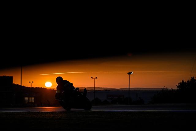 A rider competes during the 49th Le Mans 24-hours endurance moto race, in Le Mans, northwestern France on April 19, 2026. (Photo by JULIEN DE ROSA / AFP)