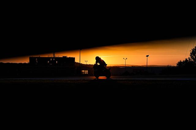 A rider competes during the 49th Le Mans 24-hours endurance moto race, in Le Mans, northwestern France on April 19, 2026. (Photo by JULIEN DE ROSA / AFP)