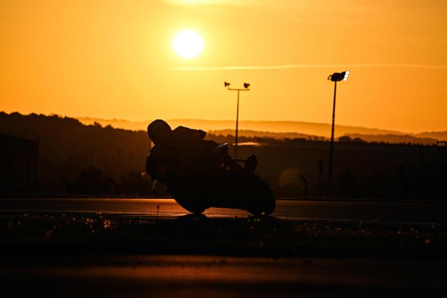A rider competes during the 49th Le Mans 24-hours endurance moto race, in Le Mans, northwestern France on April 19, 2026. (Photo by JULIEN DE ROSA / AFP)