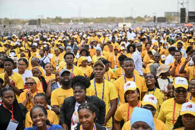Faithfuls gather ahead of the arrival of Pope Leo XIV to lead a Holy Mass in Kalimba on the seventh day of an 11-day apostolic journey to Africa, on April 19, 2026. (Photo by Alberto PIZZOLI / AFP)