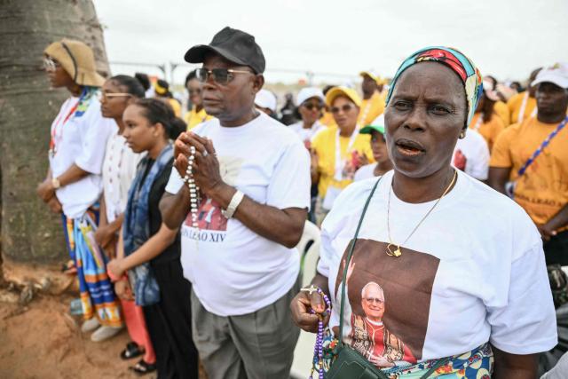 Faithfuls gather ahead of the arrival of Pope Leo XIV to lead a Holy Mass in Kalimba on the seventh day of an 11-day apostolic journey to Africa, on April 19, 2026. (Photo by Alberto PIZZOLI / AFP)