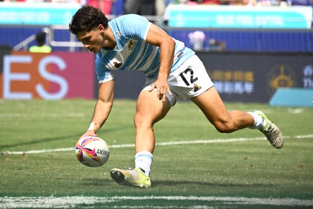 Argentina's Sebastian Dubuc scores a try during the Cup semifinals match between Argentina and Spain on the third day of the 2026 Rugby Sevens Hong Kong tournament at Kai Tak Stadium in Hong Kong on April 19, 2026. (Photo by Peter PARKS / AFP)