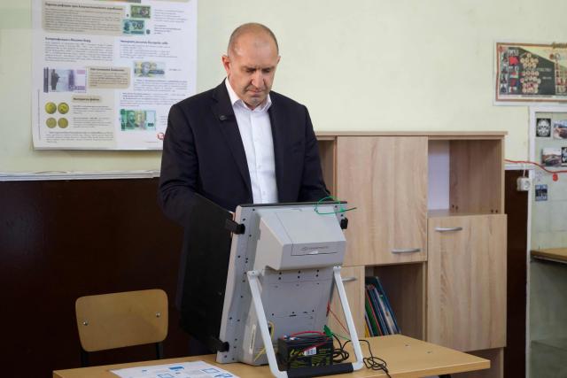 Progressive Bulgaria coalition's leader and former President Rumen Radev casts his ballot using an Electronic Voting Machine (EVM) at a polling station during the country's parliamentary elections in Sofia on April 19, 2026. Bulgaria will hold its eighth general election in five years on Sunday, with ex-president Rumen Radev's new grouping tipped to win a ballot many hope will end chronic instability. (Photo by Dimitar KYOSEMARLIEV and Dimitar KYOSEMARLIEV / AFP)