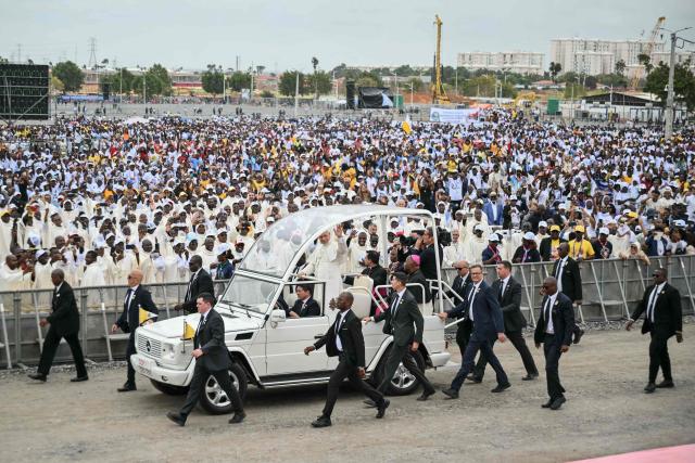 Pope Leo XIV (C) waves from the Popemobile to the crowd as he arrives to lead a Holy Mass in Kalimba on the seventh day of an 11-day apostolic journey to Africa, on April 19, 2026. (Photo by Alberto PIZZOLI / AFP)