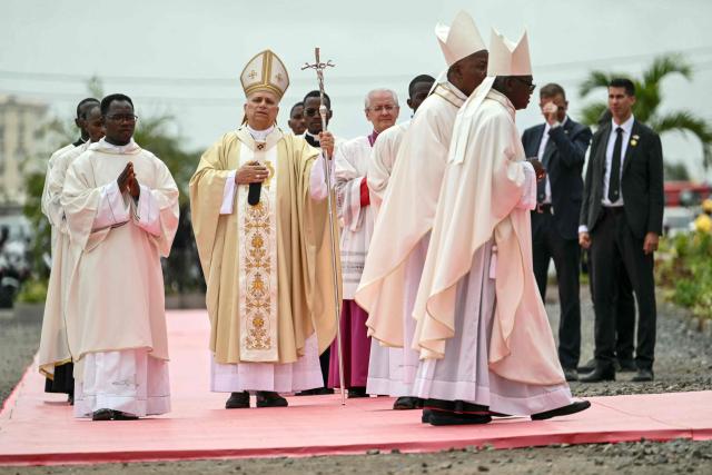 Pope Leo XIV (C) arrives to lead a Holy Mass in Kalimba on the seventh day of an 11-day apostolic journey to Africa, on April 19, 2026. (Photo by Alberto PIZZOLI / AFP)