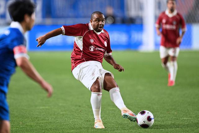 OGFC's Anderson (C) kicks the ball during a friendly football match between OGFC, a newly formed football club by Premier League legends from Manchester United, and South Korea's Suwon Samsung Legends in Suwon on April 19, 2026. (Photo by Jung Yeon-je / AFP)