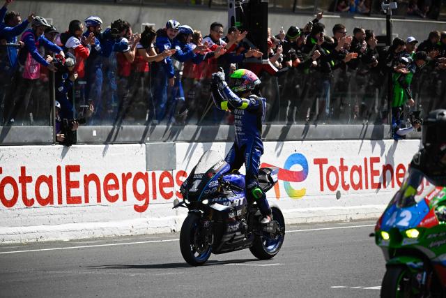 TOPSHOT - Yart Yamaha Official team's German formula EWC rider #1 Marvin Fritz celebrates as he crosses the finish line to win the 49th Le Mans 24-hours endurance moto race, in Le Mans, northwestern France, on April 19, 2026. (Photo by JULIEN DE ROSA / AFP)