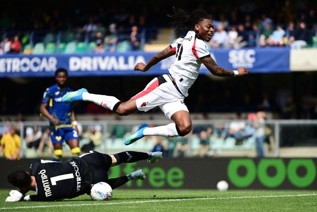 AC Milan's Portuguese forward #10 Rafael Leao tries to score against Hellas Verona's Italian goalkeeper #01 Lorenzo Montipo during the Italian Serie A football match between Hellas Verona and AC Milan at the  Marcantonio Bentegodi stadium in Verona, on April 19, 2026. (Photo by PIERO CRUCIATTI / AFP)