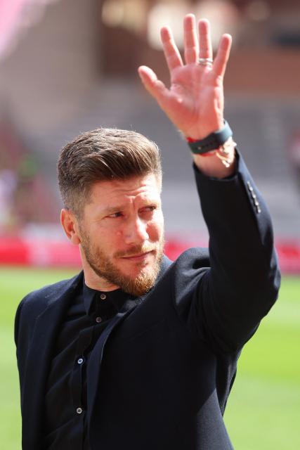 Monaco's Belgian head coach Sébastien Pocognoli waves to supporters ahead of the French L1 football match between AS Monaco and AJ Auxerre at the Stade Louis II in the Principality of Monaco on April 19, 2026. (Photo by Valery HACHE / AFP)