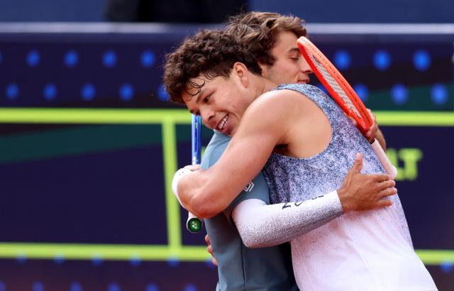 US' Ben Shelton (R) hugs Italy's Flavio Cobolli after defeating him in the men's singles final match at the ATP Munich Open tennis tournament in Munich, southern Germany on April 19, 2026. (Photo by Alexandra BEIER / AFP)