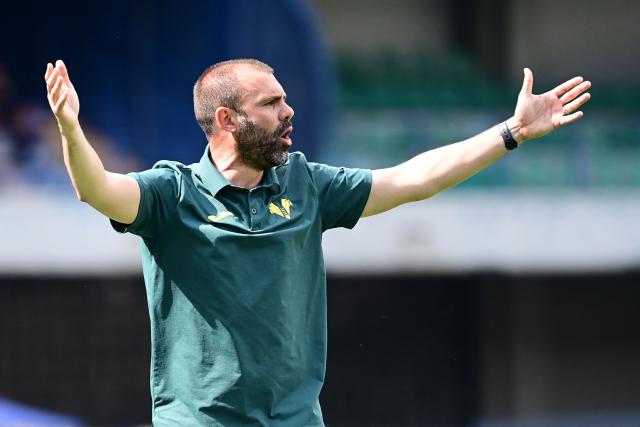 Hellas Verona's Italian head coach Paolo Zanetti reacts during the Italian Serie A football match between Hellas Verona and AC Milan at the  Marcantonio Bentegodi stadium in Verona, on April 19, 2026. (Photo by PIERO CRUCIATTI / AFP)