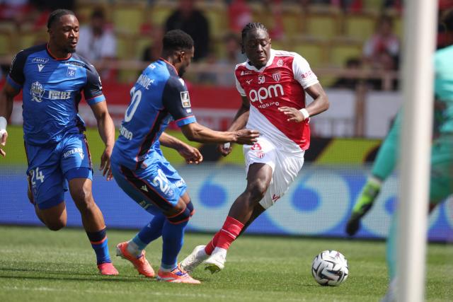 Monaco's French defender #13 Christian Mawissa (R) fights for the ball with Auxerre's Ivorian defender #20 Sinaly Diomande (L) during the French L1 football match between AS Monaco and AJ Auxerre at the Louis II Stadium (Stade Louis II) in the Principality of Monaco on April 19, 2026. (Photo by Valery HACHE / AFP)