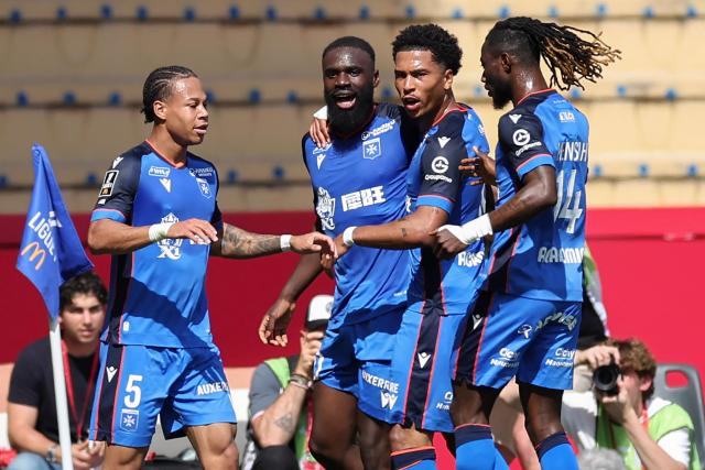 Auxerre's Malian forward #10 Lassine Sinayoko (C) celebrates after scoring his team's second goal  during the French L1 football match between AS Monaco and AJ Auxerre at the Louis II Stadium (Stade Louis II) in the Principality of Monaco on April 19, 2026. (Photo by Valery HACHE / AFP)
