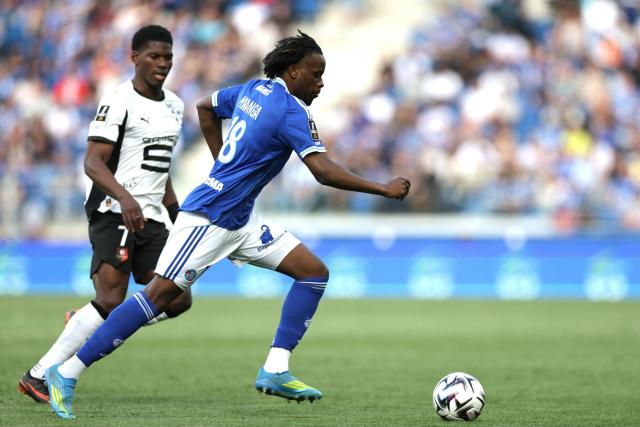 Strasbourg's French defender #18 Junior Mwanga (R) fights for the ball with Rennes' Swiss forward #07 Breel Embolo during the French L1 football match between RC Strasbourg Alsace and Stade Rennais FC at the Stade de la Meinau in Strasbourg, eastern France, on April 19, 2026. (Photo by ROMEO BOETZLE / AFP)