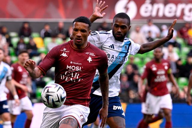 Metz's Ivorian midfielder #05 Jean-Philippe Gbamin (L) fights for the ball with Paris FC's Brazilian defender #06 Otavio (R) during the French L1 football match between FC Metz and Paris FC at the Stade Saint-Symphorien in Longeville-les-Metz, eastern France, on April 19, 2026. (Photo by Jean-Christophe VERHAEGEN / AFP)