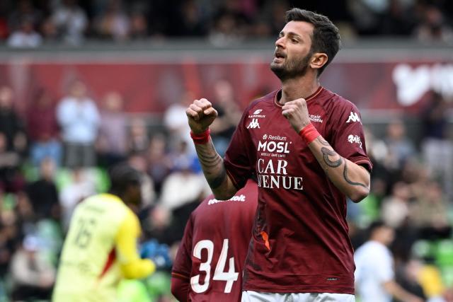 Metz's Georgian forward #11 Giorgi Kvilitaia celebrates after scoring a goal during the French L1 football match between FC Metz and Paris FC at the Stade Saint-Symphorien in Longeville-les-Metz, eastern France, on April 19, 2026. (Photo by Jean-Christophe VERHAEGEN / AFP)
