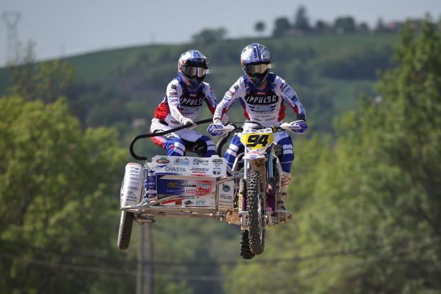 French bikers Kilian Prunier and Evan Prunier ride a sidecar motorcycle as they compete in the first of twelve rounds of the Fim Sidecarcross World Championship in Castelnau-de-Levis, south-western France on April 19, 2026. (Photo by Valentine CHAPUIS / AFP)