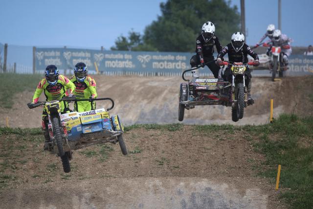 Bikers ride sidecar motorcycles as they compete in the first of twelve rounds of the Fim Sidecarcross World Championship in Castelnau-de-Levis, south-western France on April 19, 2026. (Photo by Valentine CHAPUIS / AFP)